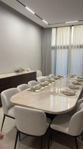 طاولة طعام فاخرة من رخام دانو رويال الإيطالي - تصم...