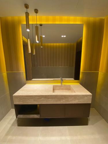 مغسلة رخام ترافنتينو طبيعي مع رف خشبي