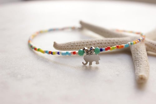 خلخال صيفي بخرز ملون بتعليقة فيل