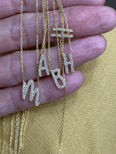 سلسلة حرف زركون مطلي ذهب