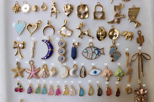 سلسله مع خاتم بيرثداي ستون وتعليقه حرف