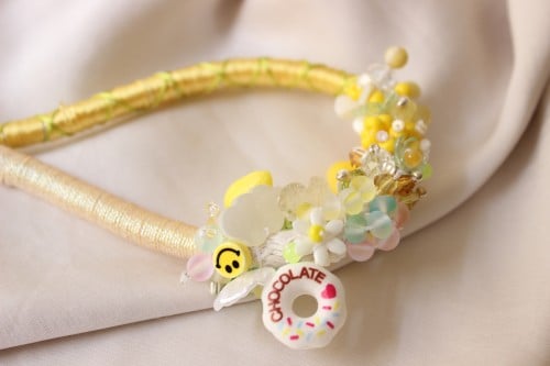 تعليقة جوال بخرز ملون بتدرجات الاصفر