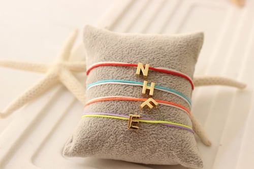 اسورة خيط مع حرف ذهبي