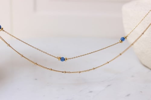 سلسلتين مع بعض بحجر ازرق صغير