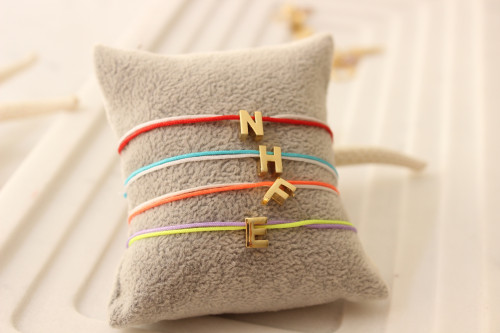 اسورة خيط مع حرف ذهبي