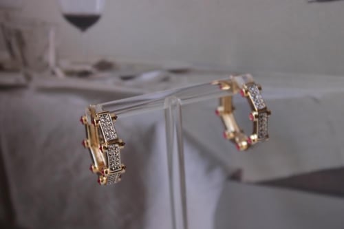 حلق زركون مرصع بحجر صغير باللون العودي