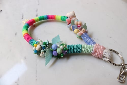 تعليقة مفتاح بخرز ملون وتعليقة فيل