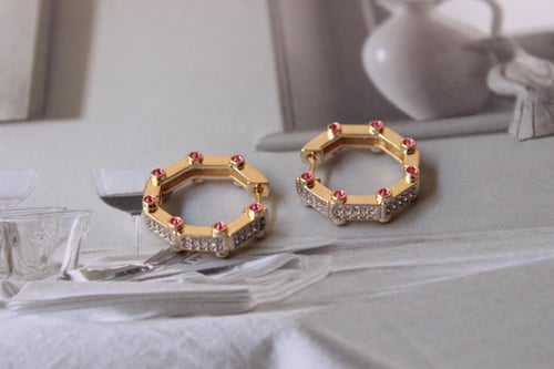 حلق زركون مرصع بحجر صغير باللون العودي