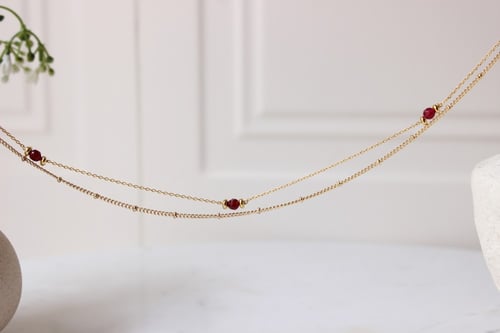 سلسلتين مع بعض بحجر ازرق صغير