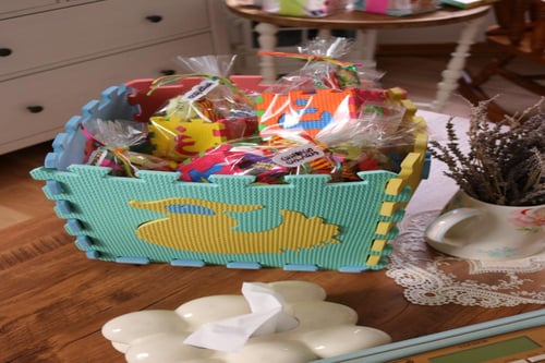 مكعبات من الفوم مع حلويات وبوكس