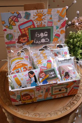 بوكس مع منتجات مدرسية كيوت