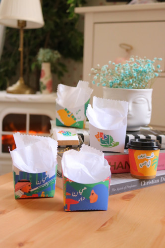 اكواب قهوة ومغلفات للدونات