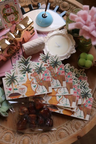 كرت مع اكياس شفافة فارغة