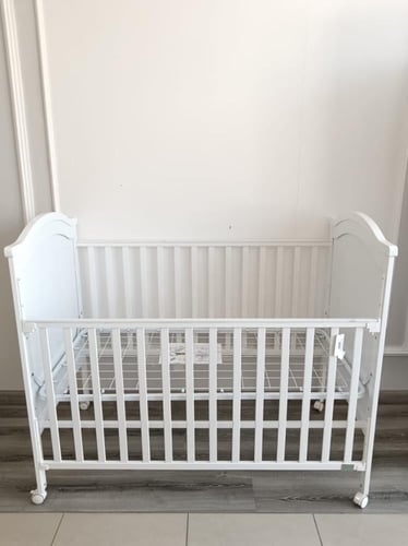 سرير للاطفال ابيض