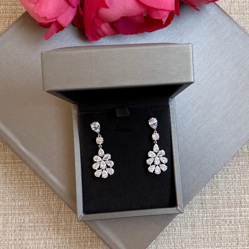 حلق مرصع باحجار الزيركون تصميم الماس