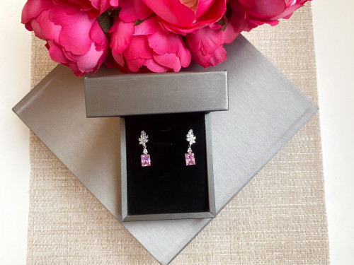 حلق مرصع باحجار الزيركون تصميم الماس