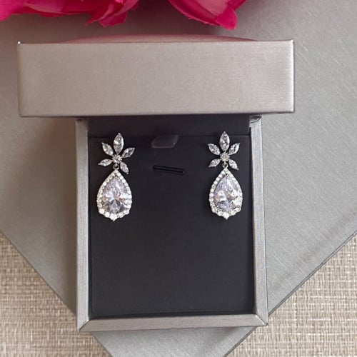 حلق مرصع باحجار الزيركون السويسري تصميم الماس