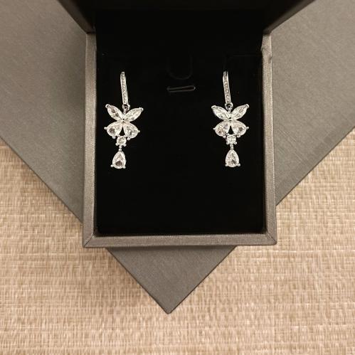 حلق مرصع باحجار الزيركون تصميم الماسI