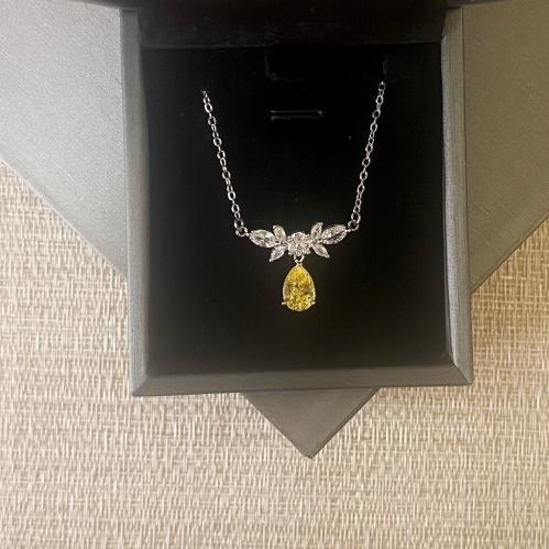 عقد مرصع باحجار الزيركون تصميم الماس