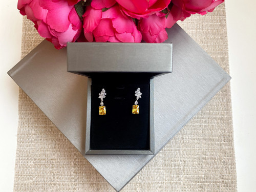 حلق مرصع باحجار الزيركون تصميم الماس