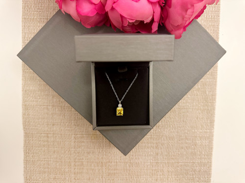 عقد مرصع باحجار الزيركون تصميم الماس