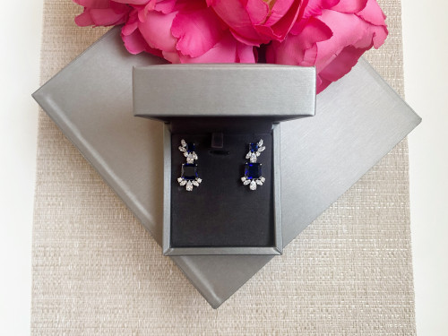 حلق مرصع باحجار الزيركون تصميم الماس