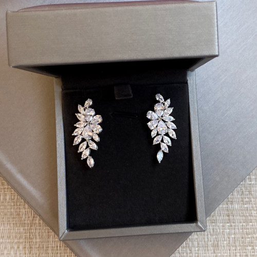 حلق مرصع باحجار الزيركون تصميم الماس