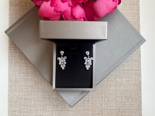 حلق مرصع باحجار الزيركون تصميم الماس