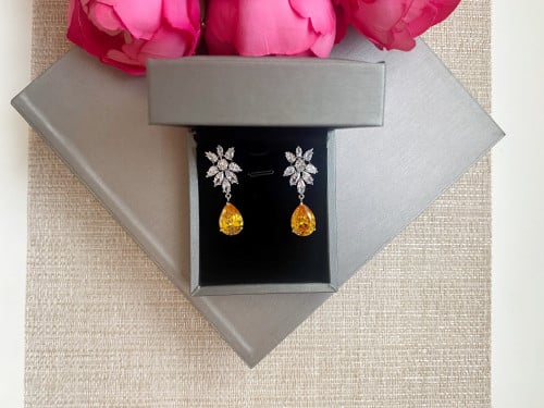 حلق مرصع باحجار الزيركون تصميم الماس