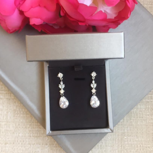 حلق مرصع باحجار الزيركون تصميم الماس