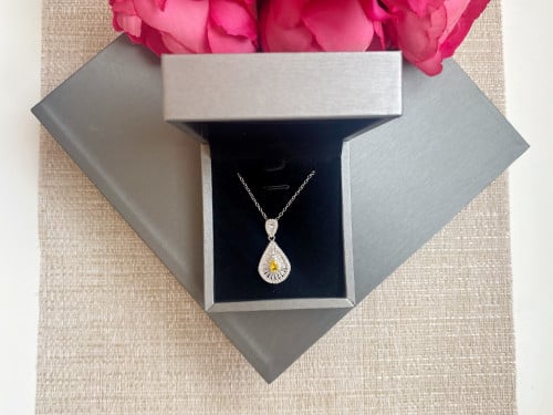 عقد مرصع باحجار الزيركون تصميم الماس