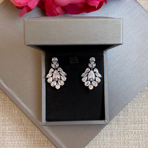 حلق مرصع باحجار الزيركون تصميم الماس