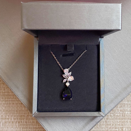 عقد مرصع باحجار الزيركون تصميم الماس