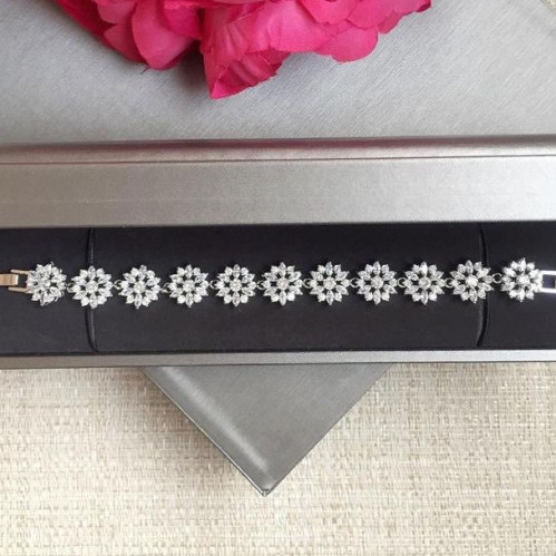 اساورة مرصعه باحجار الزيركون تصميم الماس