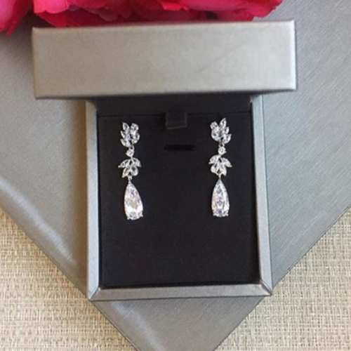 حلق مرصع باحجار الزيركون تصميم الماس