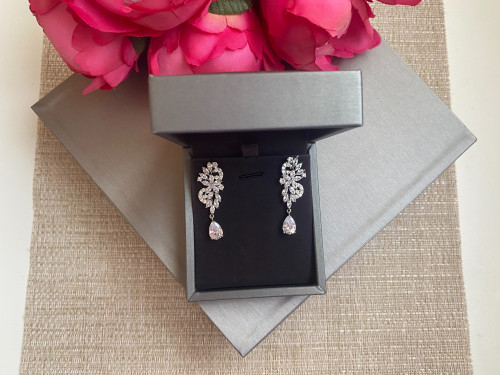 حلق مرصع باحجار الزيركون تصميم الماس