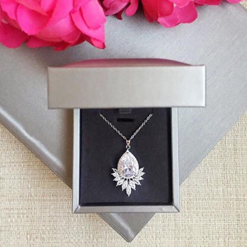 عقد مرصع باحجار الزيركون تصميم الماس