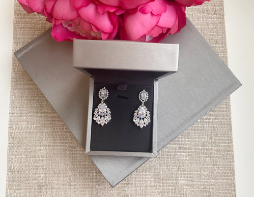 حلق مرصع باحجار الزيركون تصميم الماس