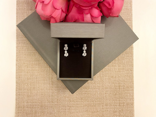 حلق مرصع باحجار الزيركون تصميم الماس