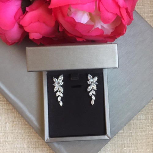 حلق مرصع باحجار الزيركون تصميم الماس