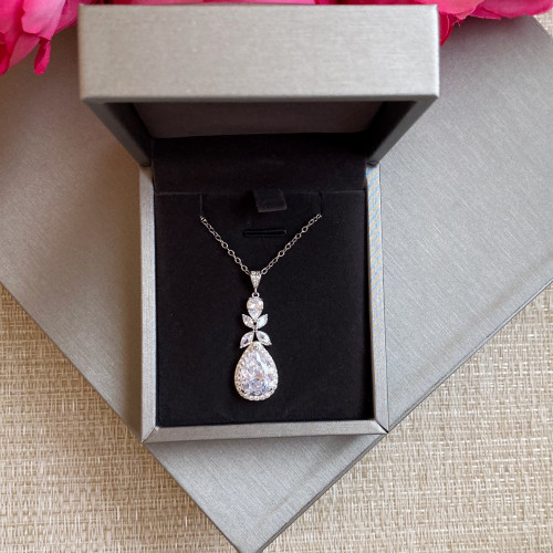 عقد مرصع باحجار الزيركون صميم الماس