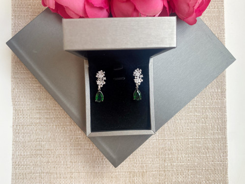 حلق مرصع باحجار الزيركون تصميم الماس