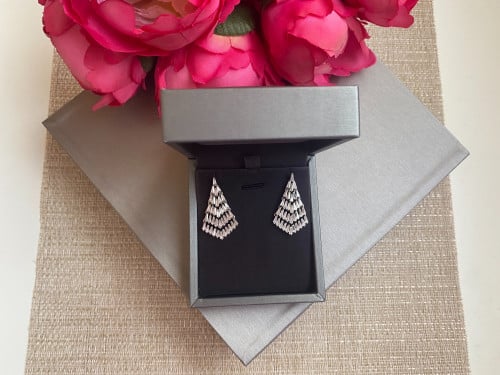 حلق مرصع باحجار الزيركون تصميم الماس