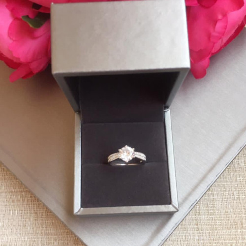 خاتم مرصع باحجار الزيركون تصميم الماس