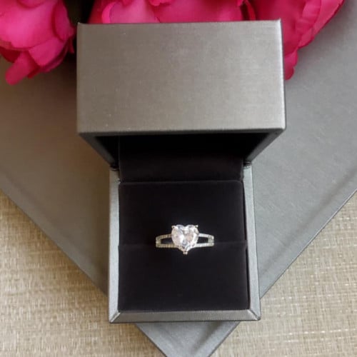 خاتم مرصع باحجار الزيركون تصميم الماس