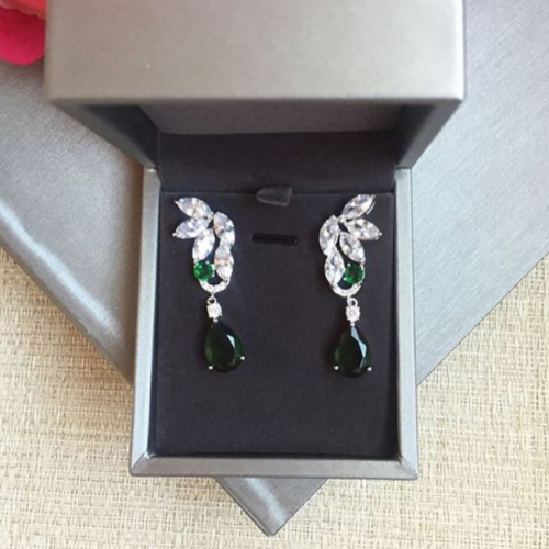 حلق مرصع باحجار الزيركون تصميم الماس