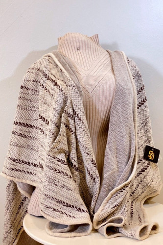 رداء بقبعة مع جيوب وبروش أنيق وعملي.