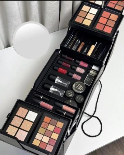 شنطة مكياج KWK مع مناكير