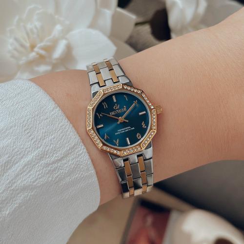 ساعة نسائية بأرقام عربية انيقة وبلون فضي و ذهبي