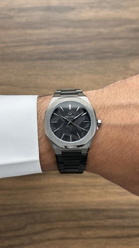 ساعة رجالية بميناء ملفت وتفاصيل انيقة لون رمادي